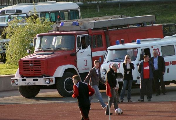 Из-за опоздания пожарной машины, начало матча было задержано на 15 минут
