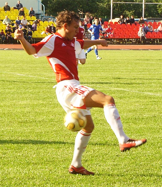Кирилл Лоскутов верхом на мяче