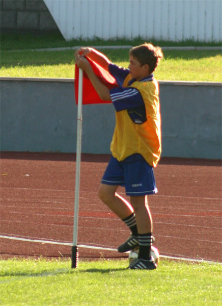 Флажок водрузил на место мальчик, подающий мячи