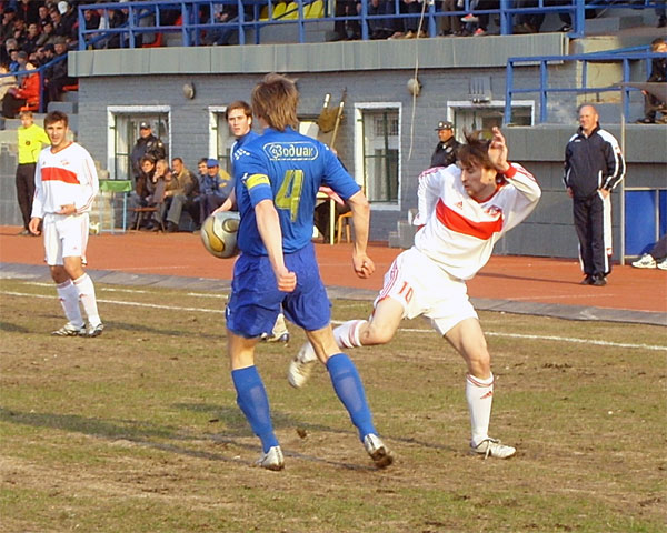 Александр Зяблов борется за мяч