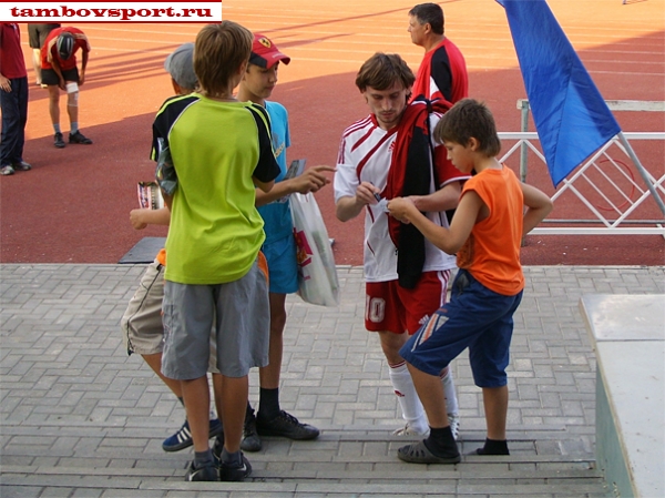 Александр Зяблов в окружении мальчишек