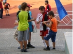 Александр Зяблов в окружении мальчишек