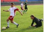 Один из лучших игроков матча Александр Сурин пытается обыграть вратаря гостей