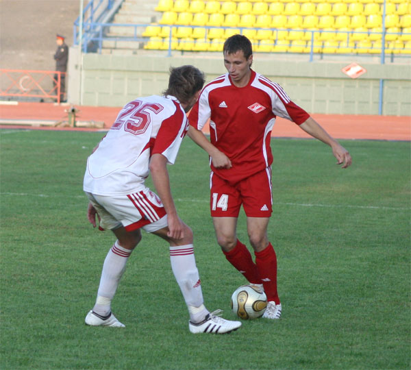 Дмитрий Миломаев пытается обыграть оппонента