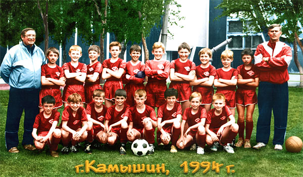 На турнире в Камышине Юрия (крайний слева внизу) признали лучшим полузащитником