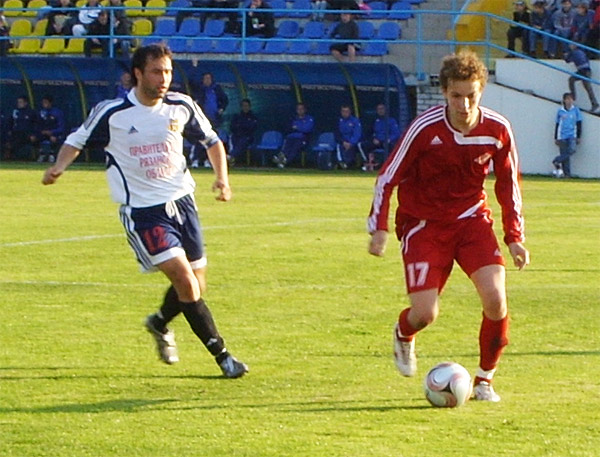 С мячом Дмитрий Сухоруков