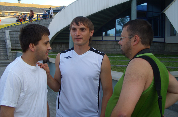 Макс Власов (в центре) приехал посмотреть на игру бывших одноклубников