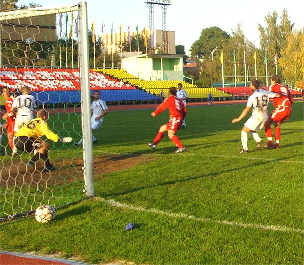 Через секунду Максим Мысин (№5) отправит мяч в сетку ворот гостей