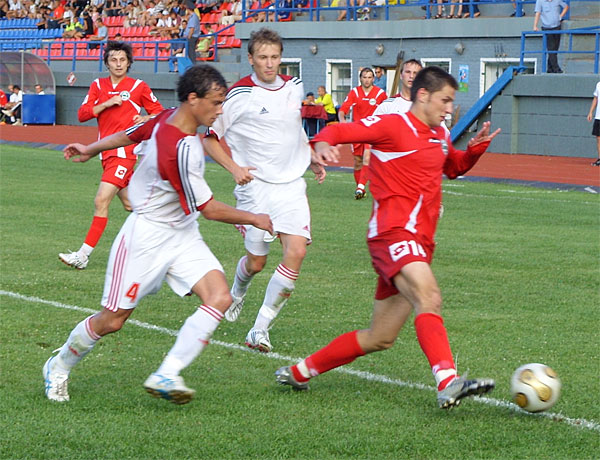 Алексей Лопатин и Владимир Парусов пытаются отобрать мяч
