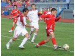 Алексей Лопатин и Владимир Парусов пытаются отобрать мяч