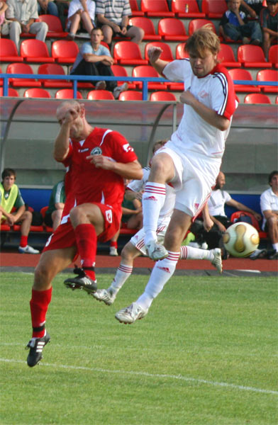 Сергей Московченко борется за верховой мяч