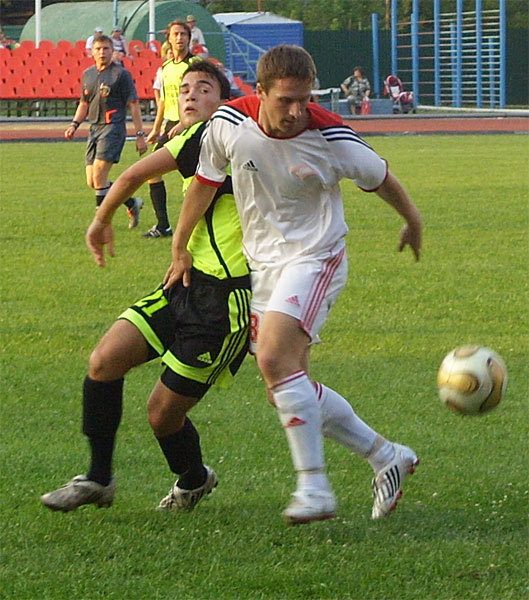 Алексей Снетков принимает мяч