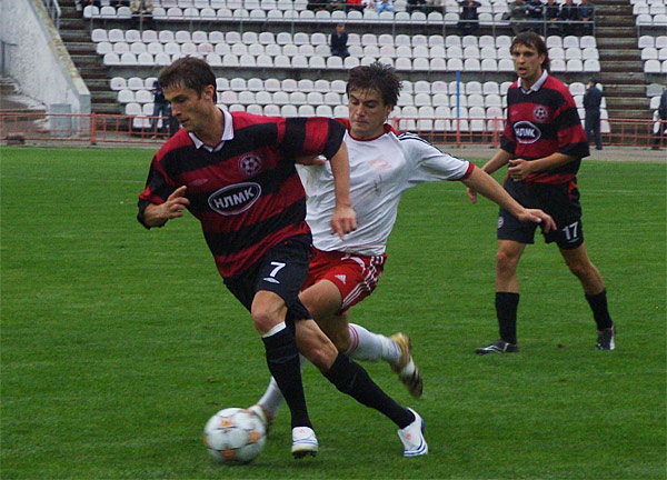 Андрей Овчинников борется за мяч