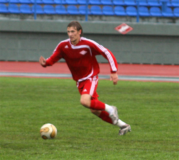 С мячом Алексей Лопатин