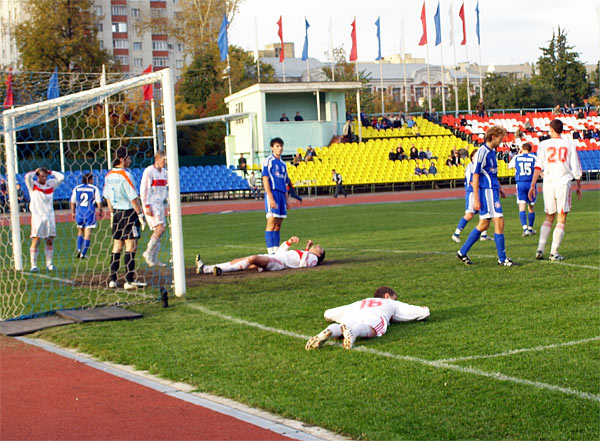 После прострела Алексея Лопатина (№16) Дмитрий Рыбакин (лежит на спине) совсем немного не дотянулся до мяча