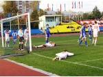 После прострела Алексея Лопатина (№16) Дмитрий Рыбакин (лежит на спине) совсем немного не дотянулся до мяча