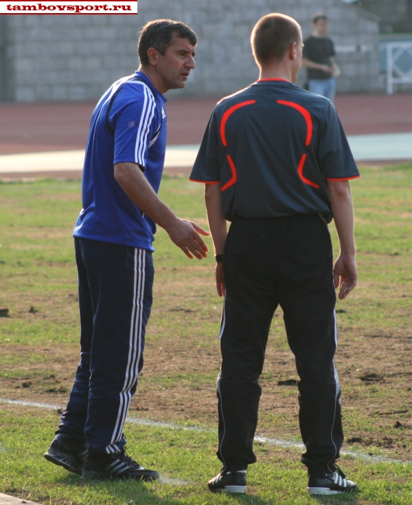 Тренер гостей Гарник Авалян в первом тайме часто критиковал работу арбитра