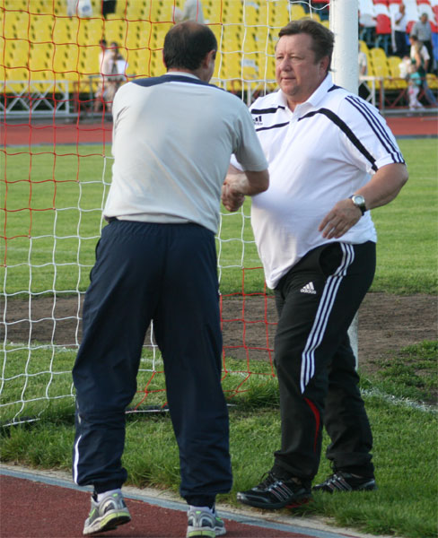 Тренер гостей Погос Галстян поздравляет Владимира Ковылина с победой