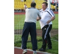 Тренер гостей Погос Галстян поздравляет Владимира Ковылина с победой
