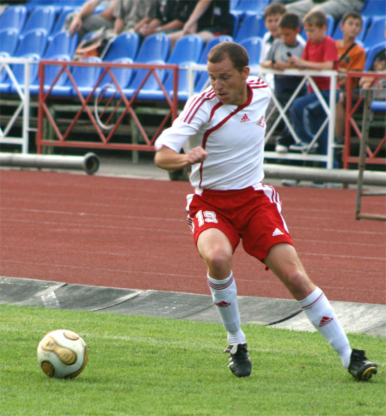 Игорь Неучев обрабатывает мяч