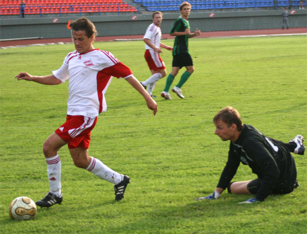 Один из лучших игроков матча Александр Сурин пытается обыграть вратаря гостей