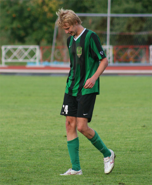 Защитник гостей Павел Кадушкин забил гол в свои ворота