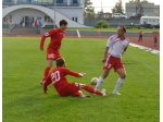 Алексей Лопатин выбивает мяч у Алексея Рязанова