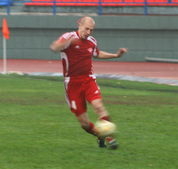 С мячом автор первого гола Евгений Фролов