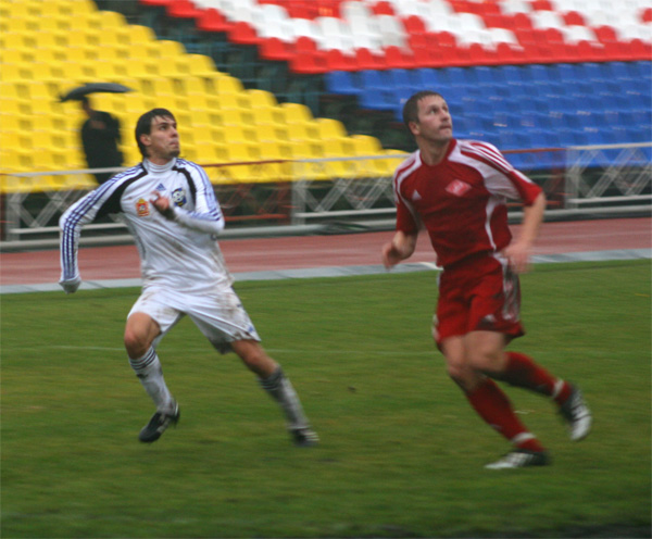 Алексей Снетков в борьбе за верховой мяч